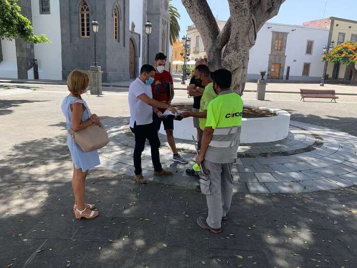 El vicealcalde con técnicos y operarios de Orange/TA.